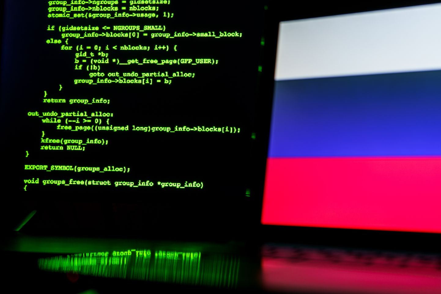 Arvuti ekraan Vene lipu taustal.