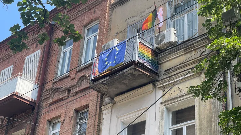 С балкона расположенного в центре грузинской столицы офиса организации Tbilisi Pride вывешен радужный флаг, но в грузинской столице ничего не напоминает о праздновании «месяца гордости»