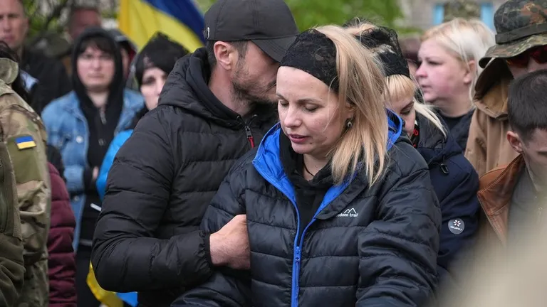 На похоронах старшего сына Лилию и Сергея вышел поддержать весь поселок