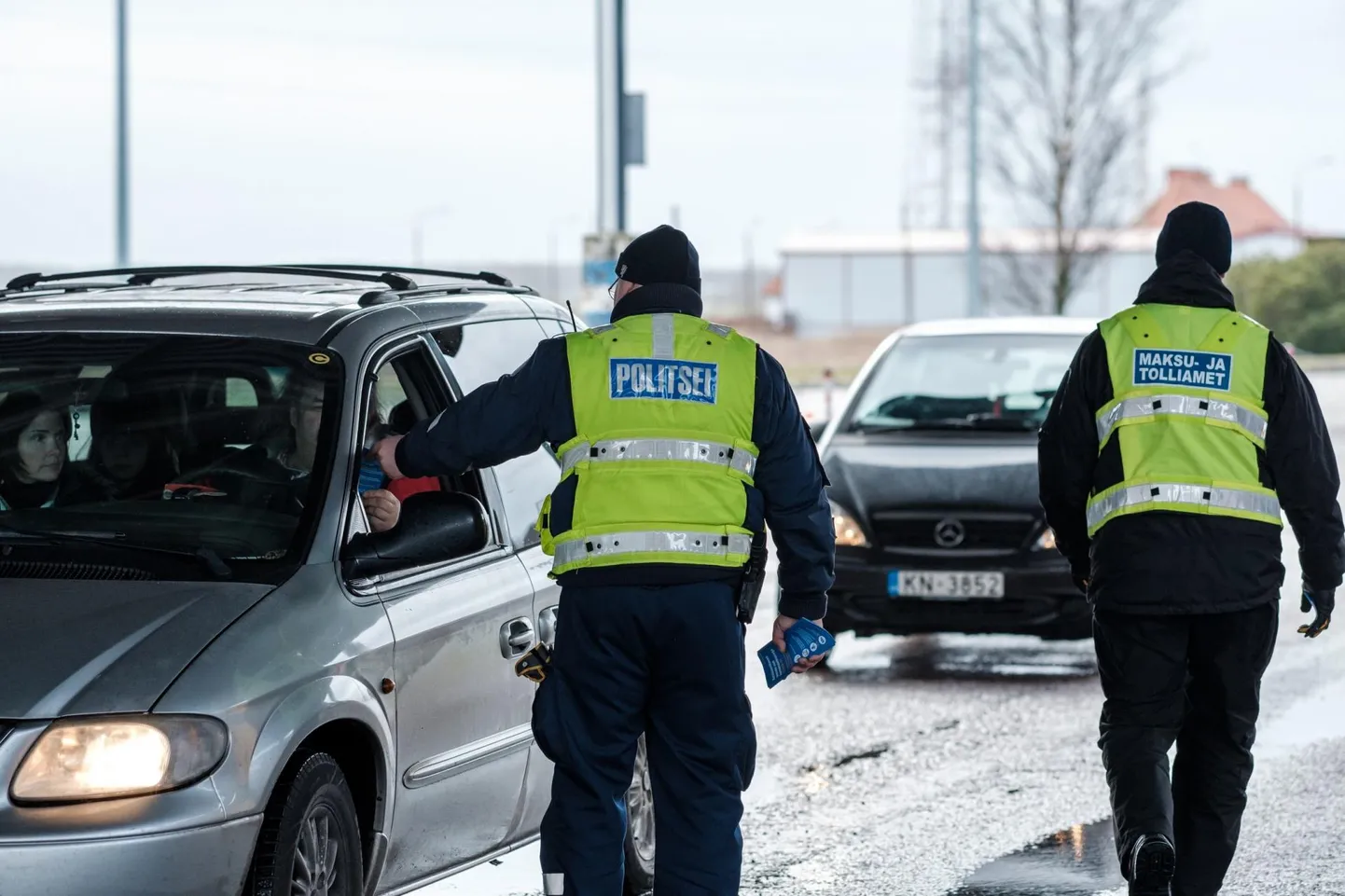 Vajadusel taastatakse kontroll lõunapiirilgi, et nõustada ja juhendada siia saabuvaid või Eestit läbivaid Ukraina kodanikke.