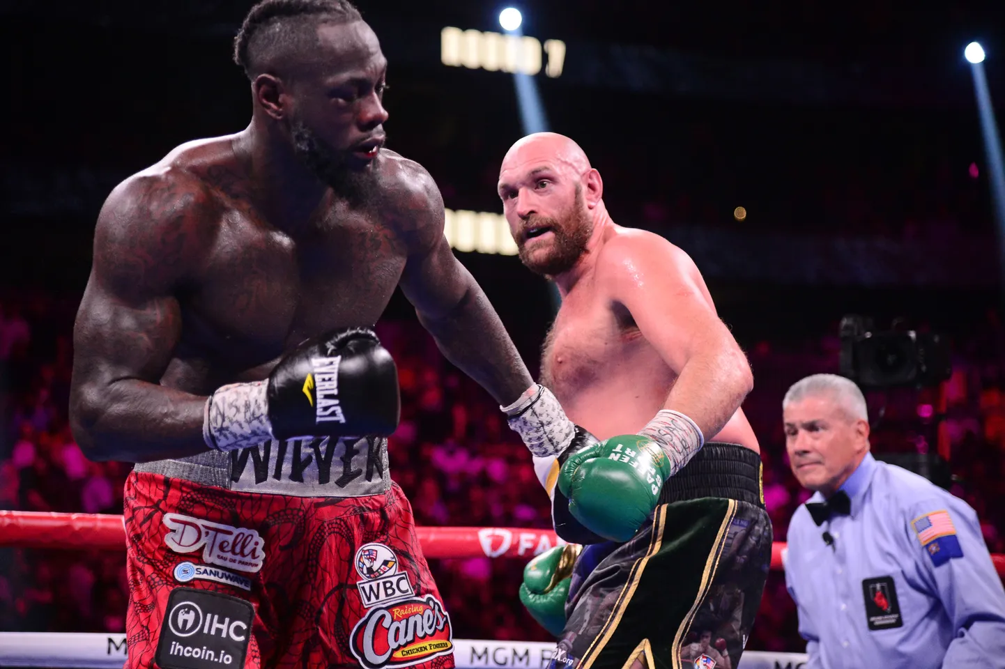 Esiplaanil on Deontay Wilder.