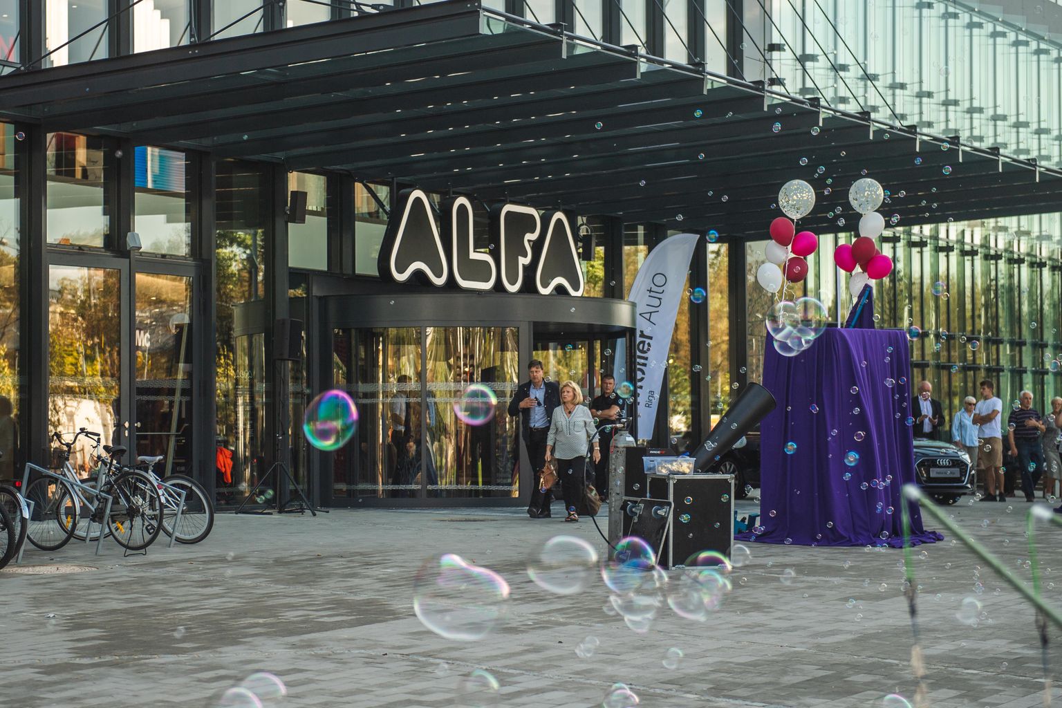 Foto: Pirmie apmeklētāji ierodas lielveikala "Alfa" jaunajā piebūvē