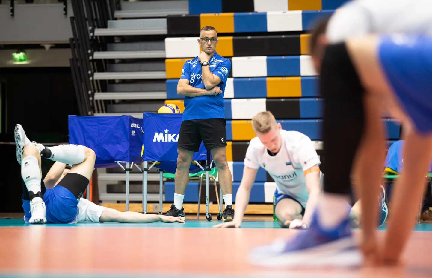 Eesti koondise uus ÜKE-treener Andrés Eduardo Esper jälgimas hoolealuste soojendust.