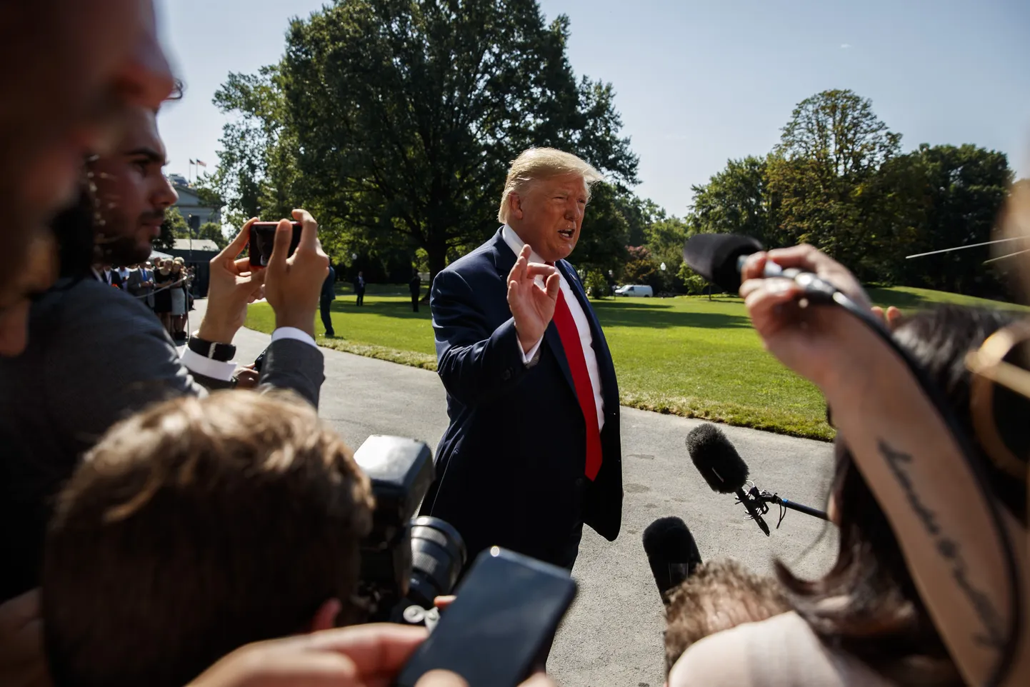 Ameerika Ühendriikide president Donald Trump rääkis eile ajakirjanikega enne Valgest Majast lahkumist Washington DC-s. Trump ütles eile, et sai Põhja-Korea juhilt Kim Jong Unilt "ilusa" kirja.
