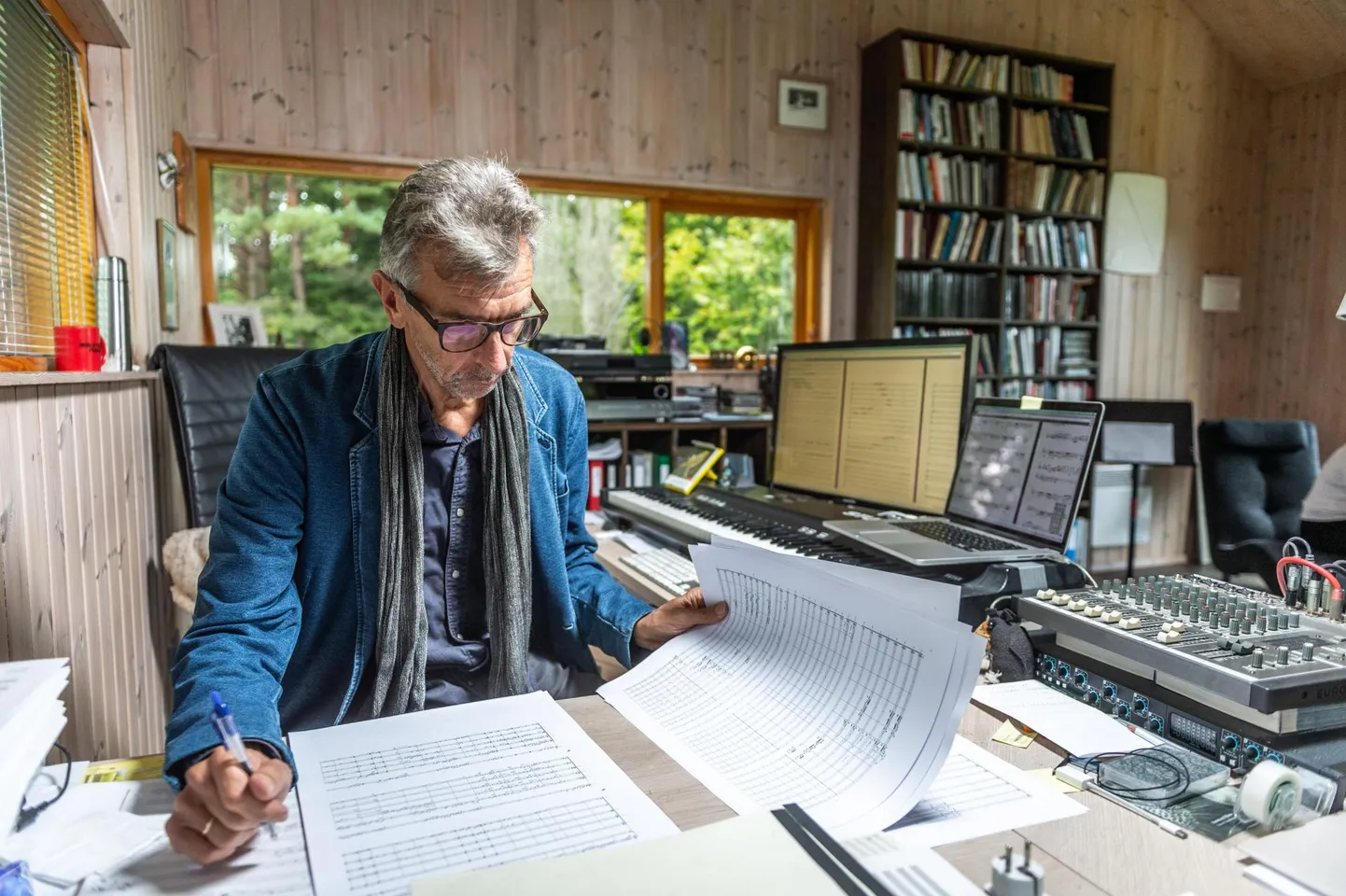 Erkki-Sven Tüür oma kodus Hirmustes Hiiumaal.