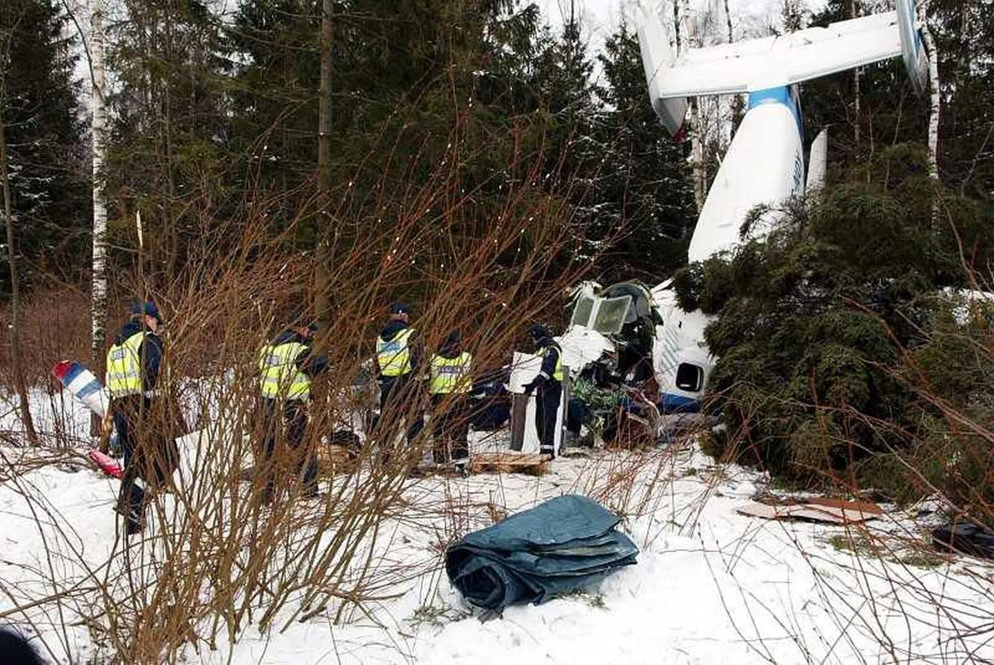 Место падения почтового самолета Ан-28 неподалеку от Таллиннского аэропорта. 11 февраля 2003 года.