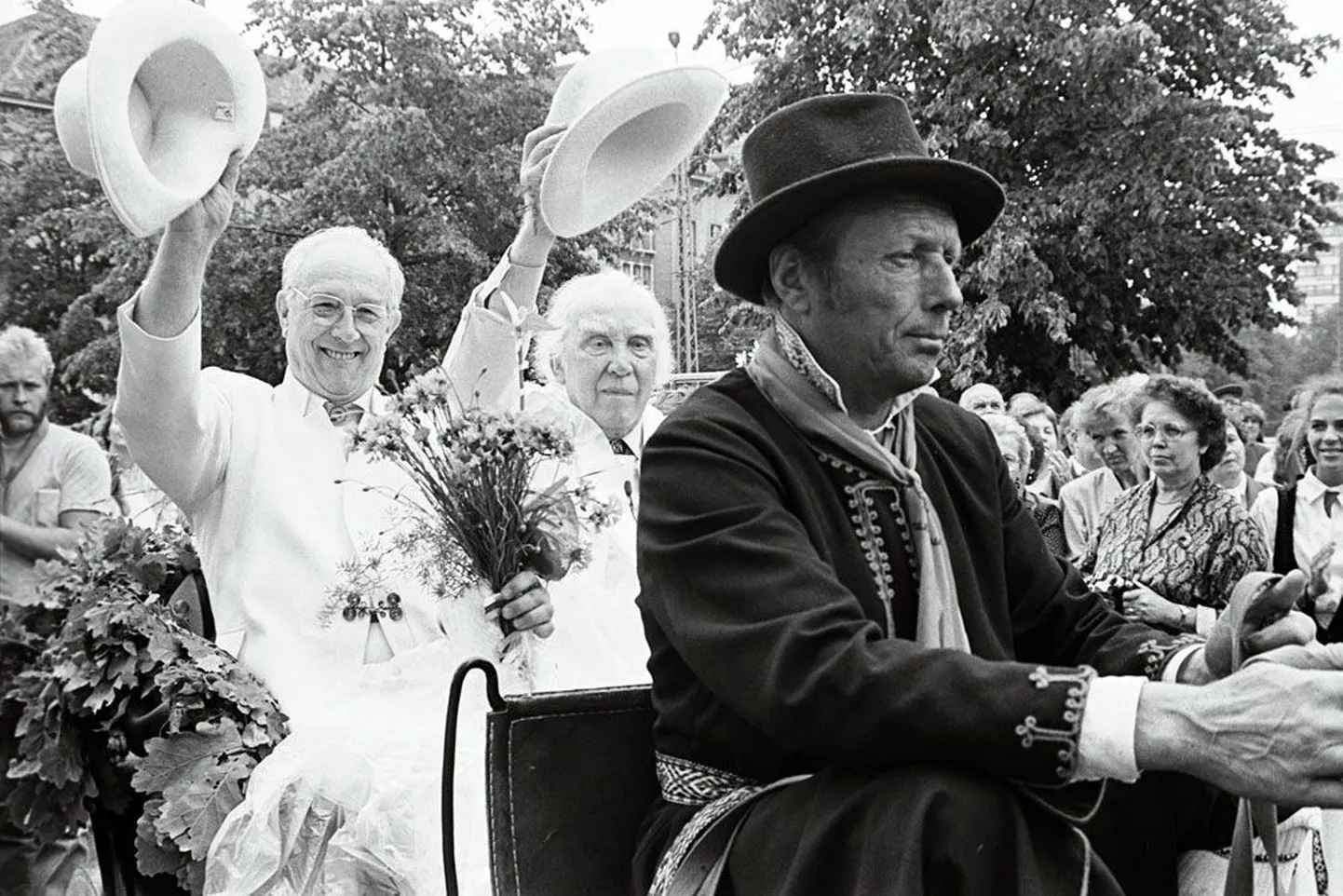 Kaks kõige väärikamat, Gustav Ernesaks ja Roman Toi, 1990. aasta laulupeo rongkäigul.