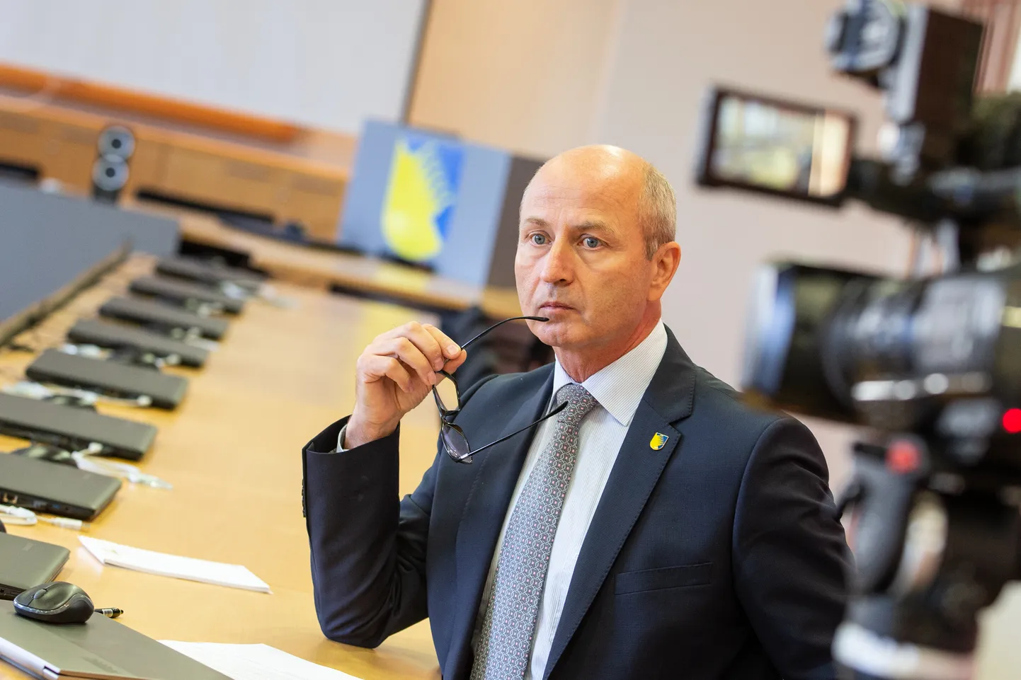 Kohtla-Järve linnapea Toomas Naela sõnul sai ta nädalavahetusel lisainfot, mille põhjal asus seisukohale, et kaks korruptsioonis kahtlustatavat abilinnapead peaksid ametist lahkuma.