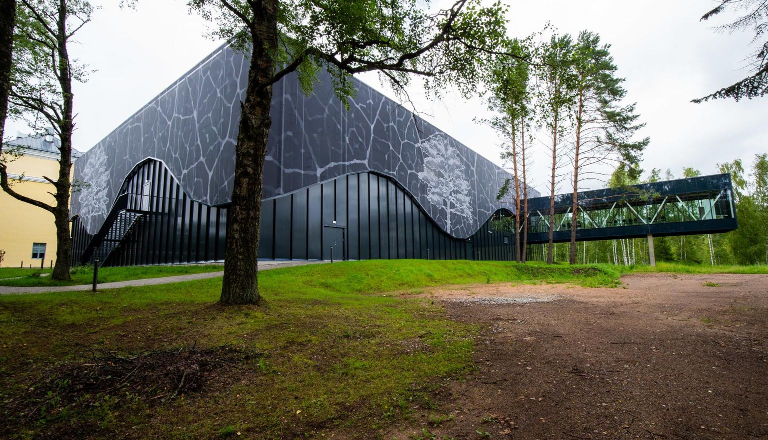 Elva uus spordihoone paikneb Tartu maanteel, otse koolimaja taga.