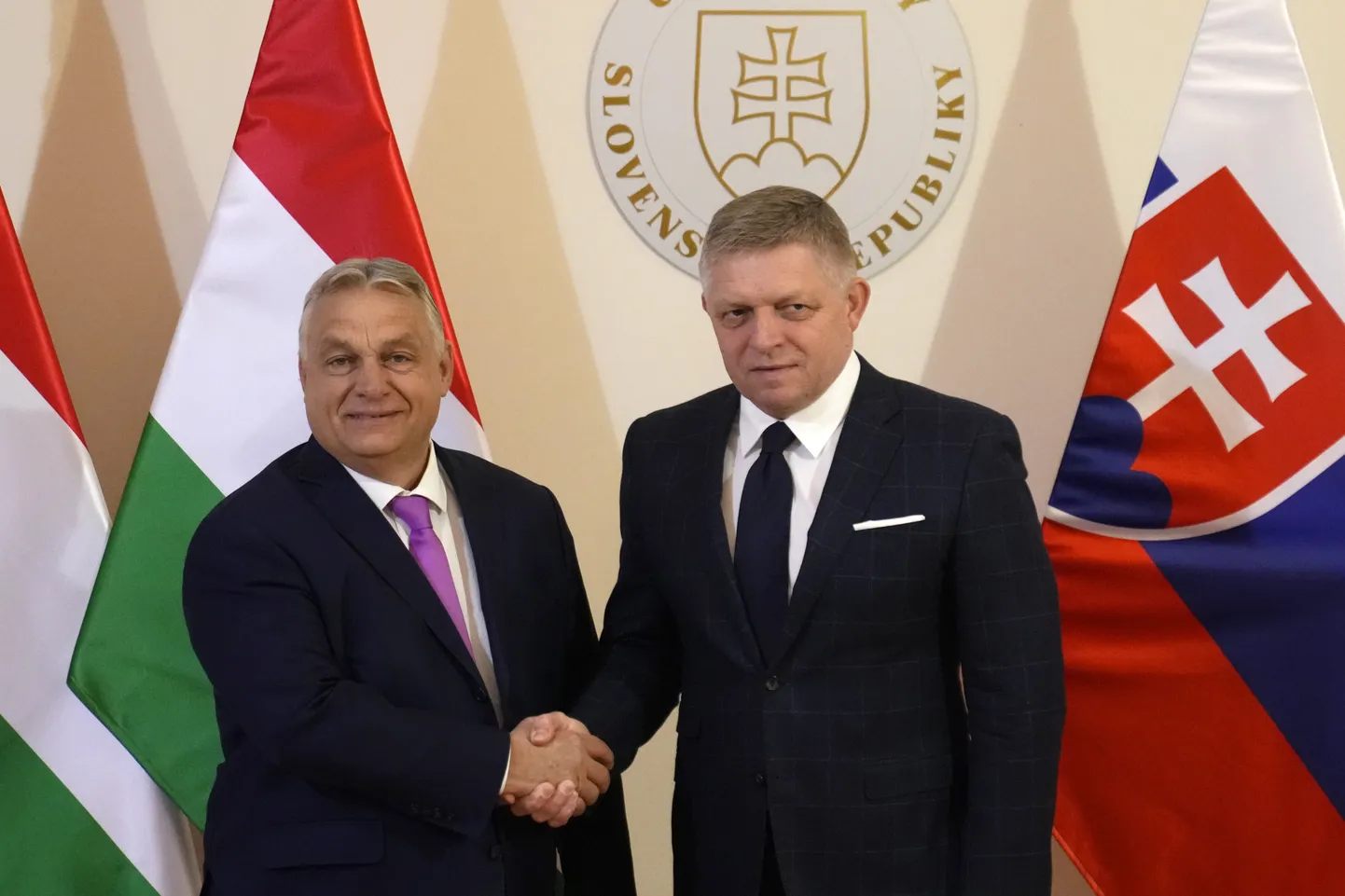 Премьер-министр Венгрии Виктор Орбан и премьер-министр Словакии Роберт Фицо во время встречи в Братиславе 21 января 2025 года.