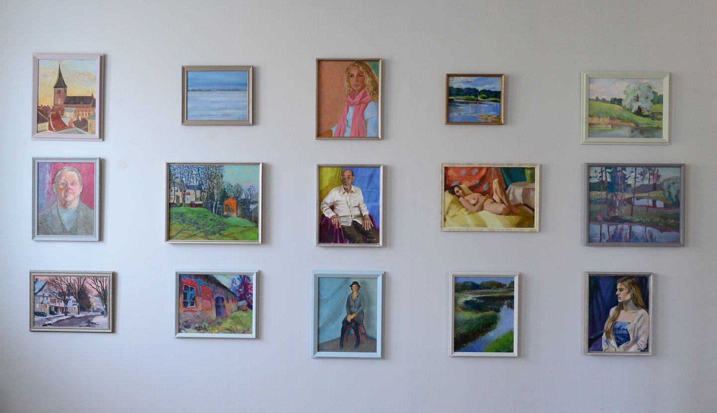 Väljapanekus on enamasti väikesed maalid. Ühe näituseruumi külgseinas on teiste teoste keskel Heldur Viirese portree, mille Astrid Helberg maalis aastal 2013.