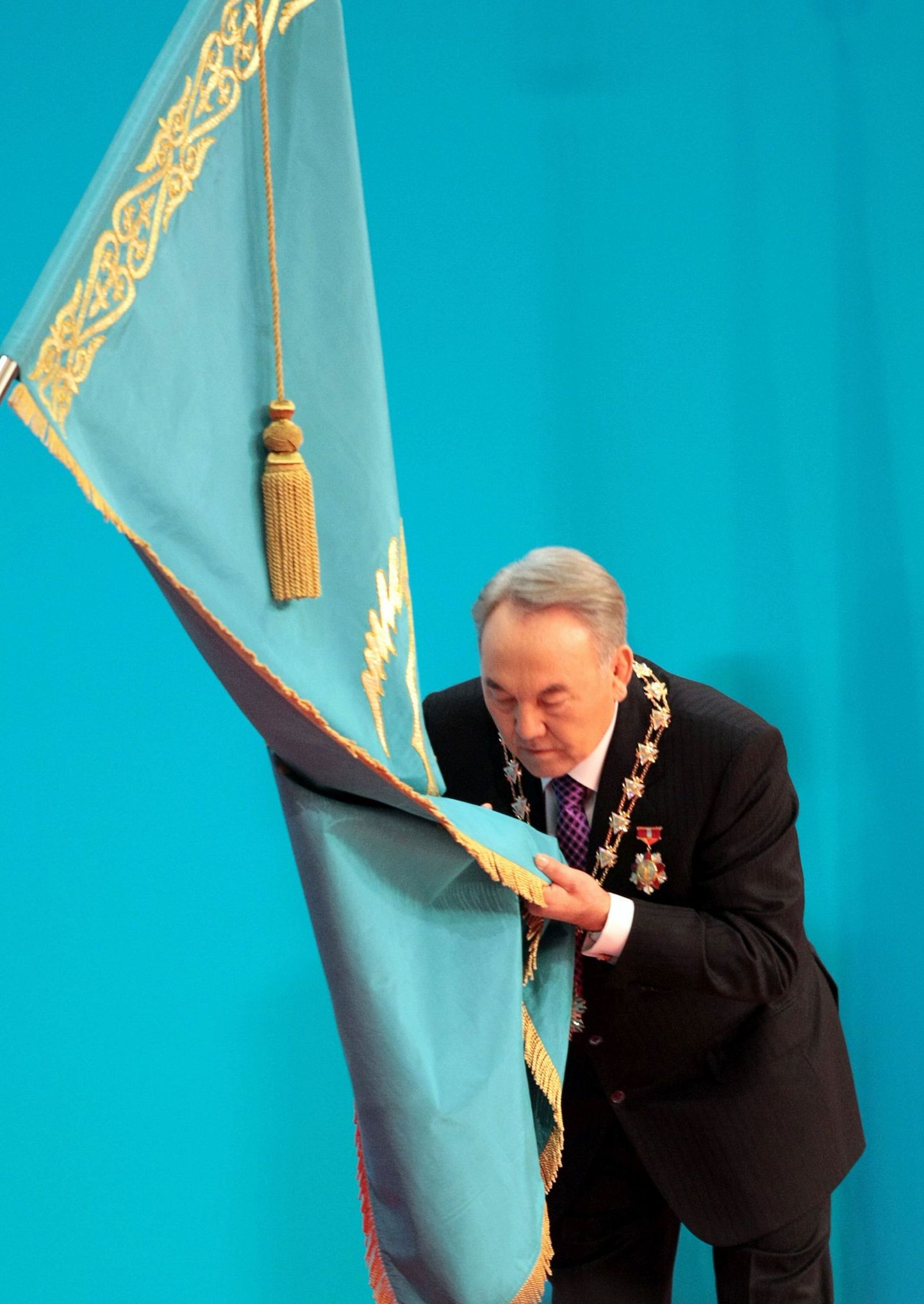 Kasahstani president Nursultan Nazarbajev suudleb riigilippu.
