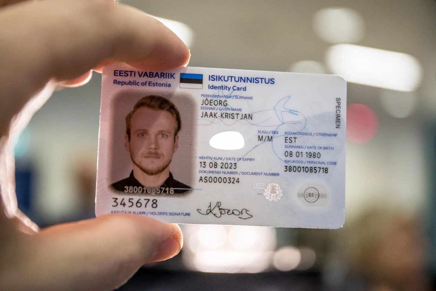 Ära usalda oma ID-kaarti ja PIN koode võõrastele.