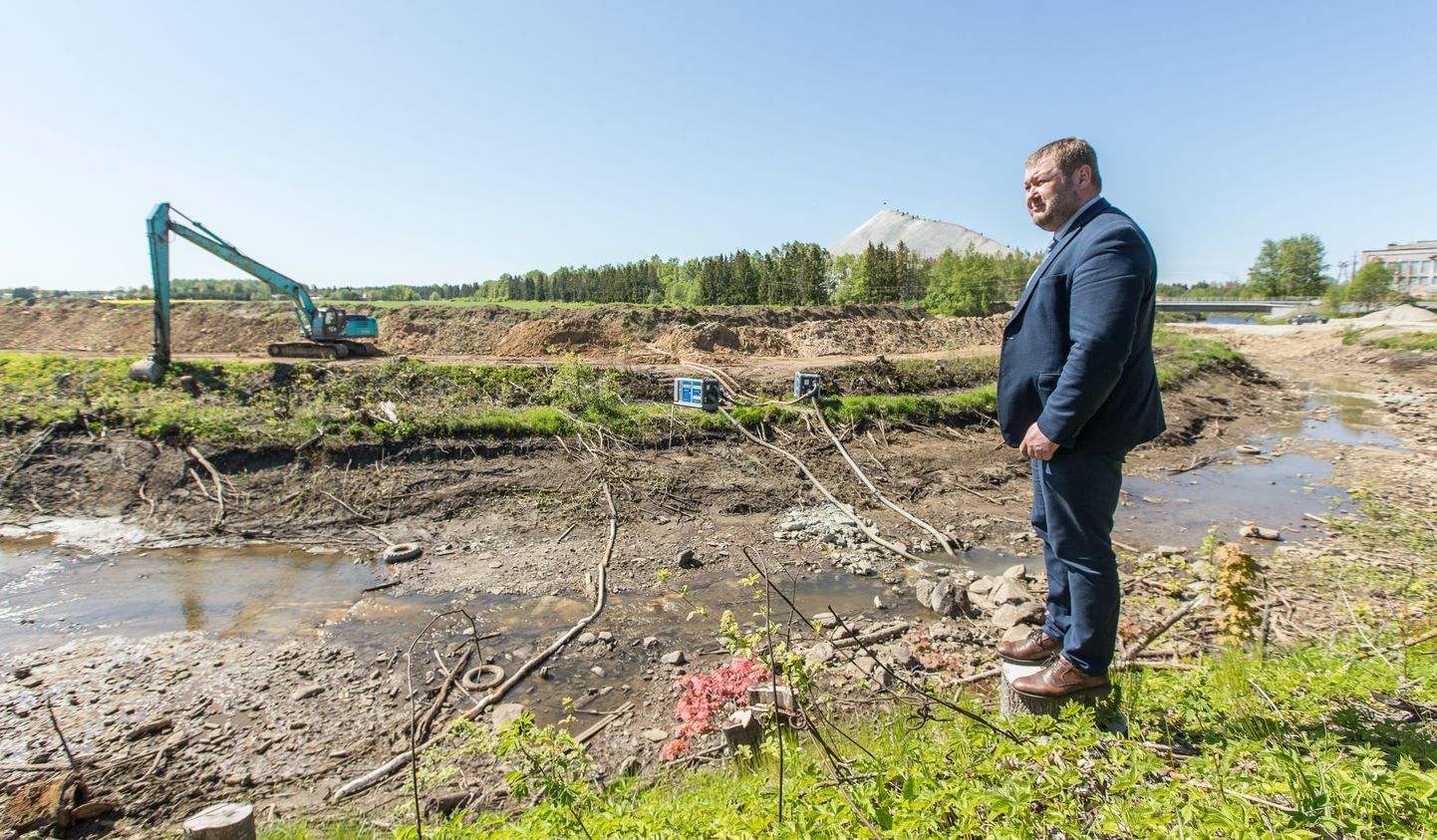 Järve Biopuhastuses keskkonnaminister Rene Kokk oma ninaga haisu nuusutama ei jõudnud, küll aga tutvus järgmisena otse sündmuspaigal Purtse jõe puhastamisega.