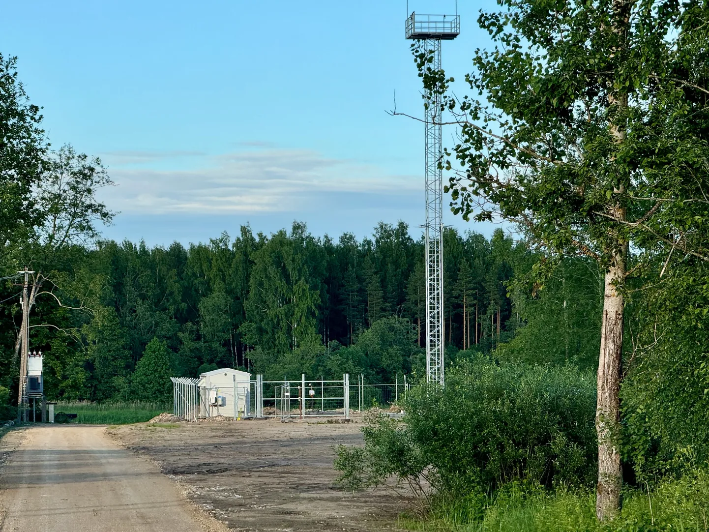 Üht radarijaama ning selleni viivat teed ehitatakse praegu Narva juures kohas, kust teisaldati monument "Kolm tääki".