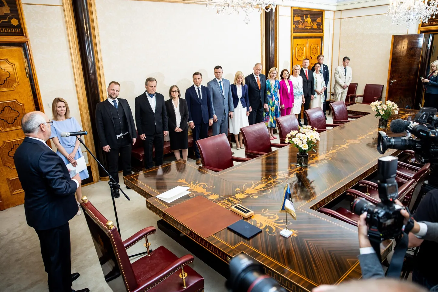 18.07.2022 nimetas president Alar Karis ametisse Reformierakonna, Isamaa ja Sotsiaaldemokraatliku Erakonna moodustatud valitsuse. Juba varem valminud ERJK-le vajalike lisavolituste andmiste eelnõu jättis valitsus riigikokku saatmata. 

Postimees FOTO: Sander Ilvest