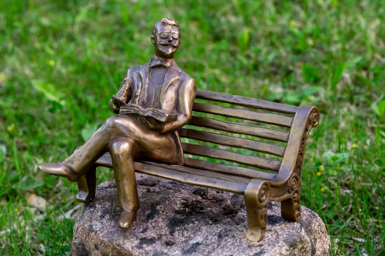 Устанавливаемая в Йыхвиском парке скульптура Борнхёэ изображает сидящего на скамейке писателя, на коленях которого лежит раскрытая книга. Его бронзовая модель уже готова, автором является уроженец Йыхви скульптор Симсон из Сеакюла.