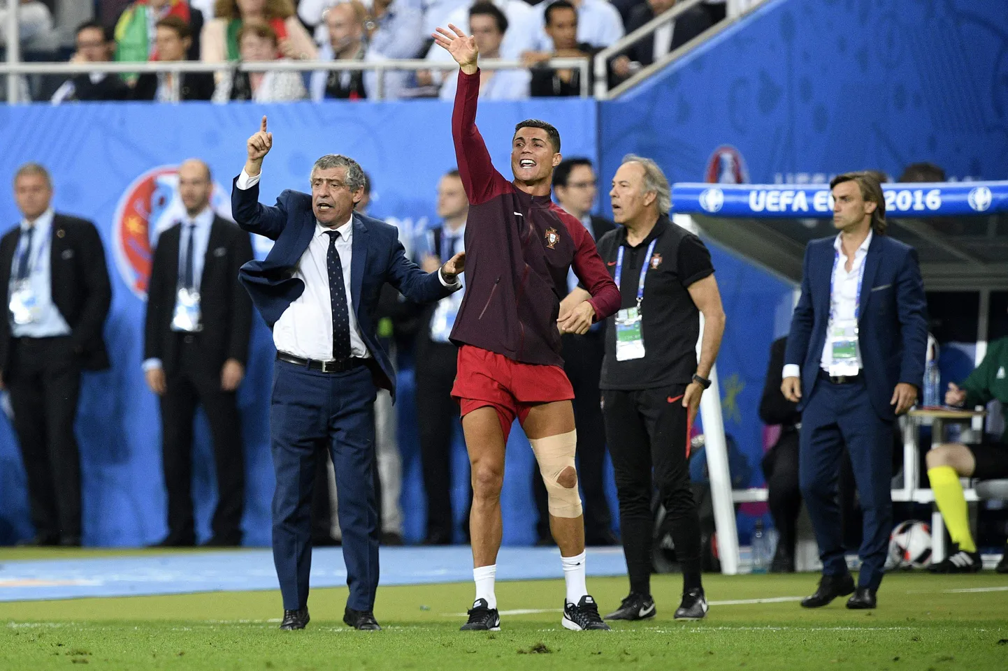 Vigastatud Cristiano Ronaldo oli teisel poolajal Fernando Santose kõrval justkui teiseks treeneriks.
