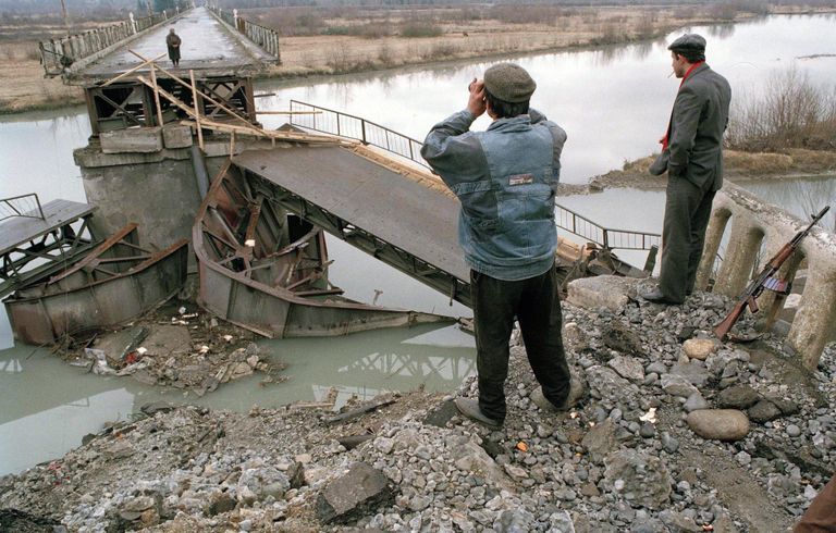 Abhaasidest valvurid õhku lastud silla juures 1994. aasta veebruaris. Teisel pool üle Ingudi jõe viinud silda paistab naine, kes soovis edastada kirja Abhaasias elavatele sugulastele. 