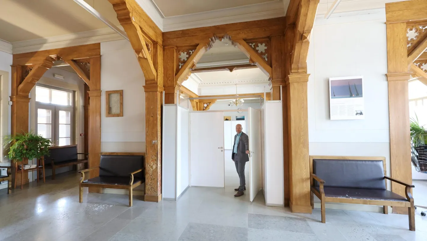 Euroopa Parlamendi valimisteks valmistuv Tartu linna valimiskomisjoni esimees Jüri Mölder tutvustas eile uusi hääletusruume vaksalis. Seal nagu ka ükskõik millises teises jaoskonnas võib hääletada iga Eesti valija.