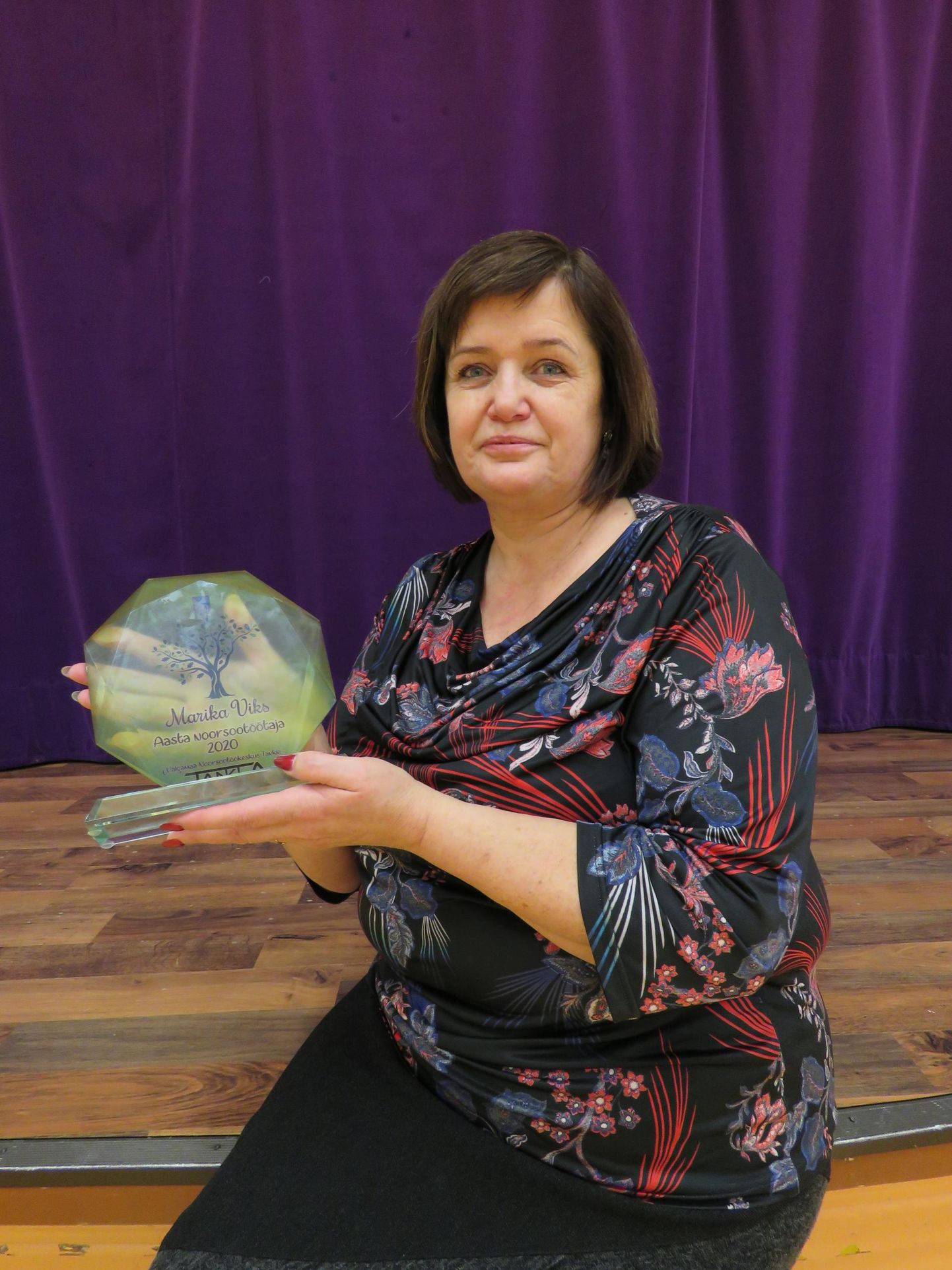 Auhind, mida Valgamaa aasta noorsootöötajaks valitud Marika Viks käes hoiab, on leidnud praegu asupaiga tema töö­kohas – Nõuni kultuurimajas.