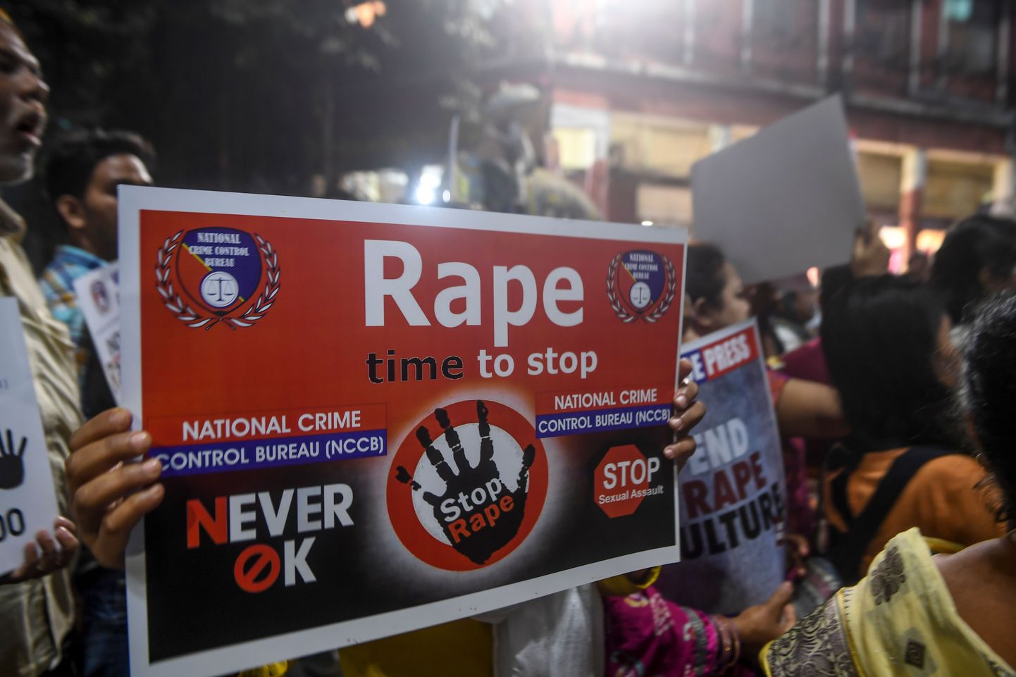 Cilvēki Indijā protestē pret seksuālo vardarbību.