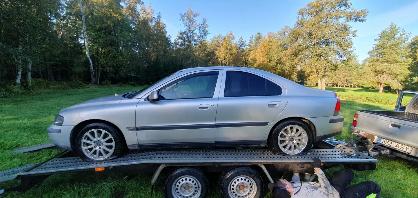 Tühjade rehvidega auto remonti toimetamiseks oli tarvis treileri abi.