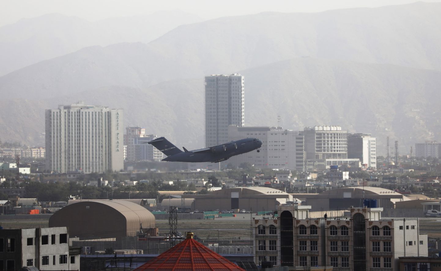 Sõjaväe transpordilennuk startimas Kabuli rahvusvaheliselt lennuväljalt.