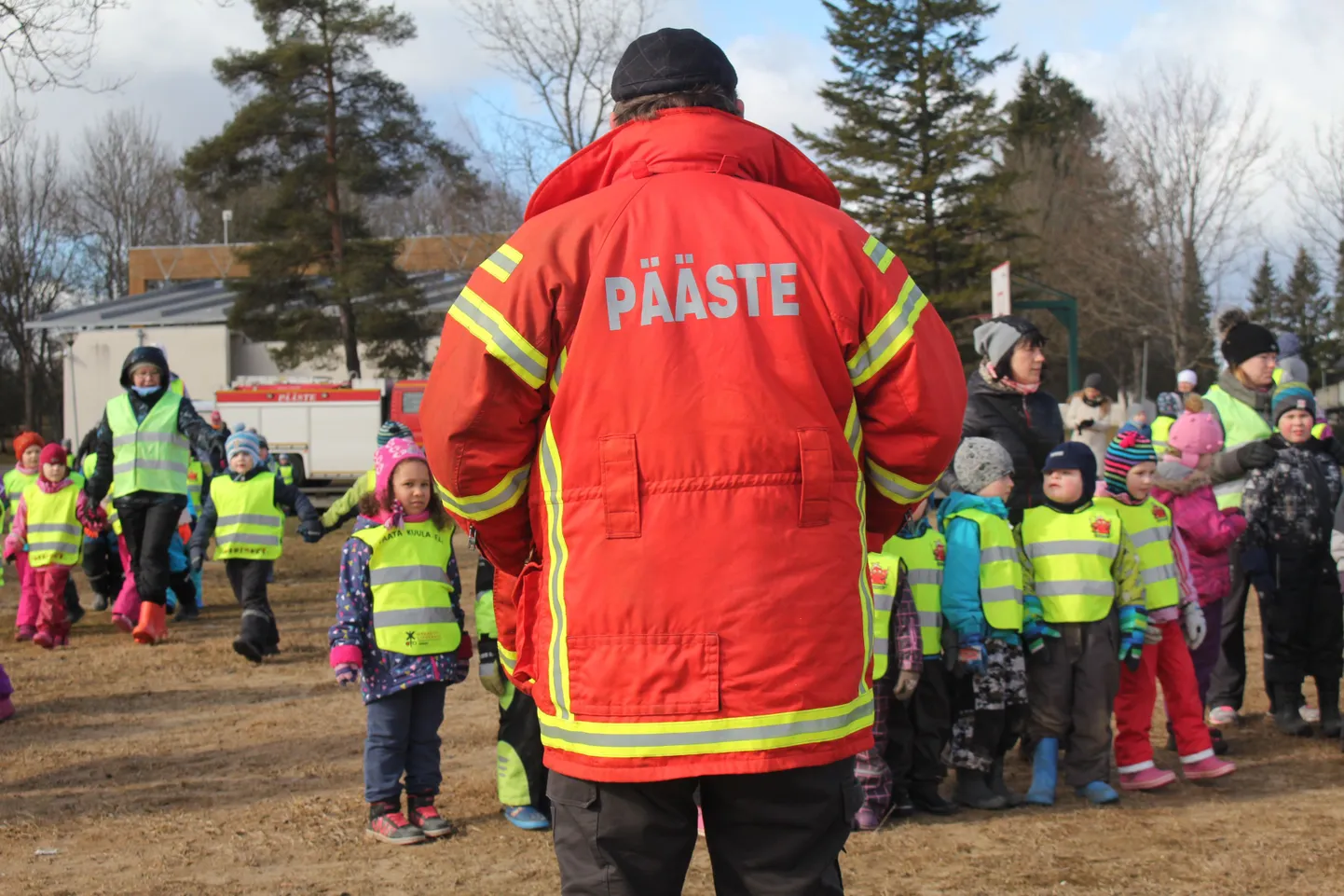 Päästjad õoetasid lastele jääohutust.