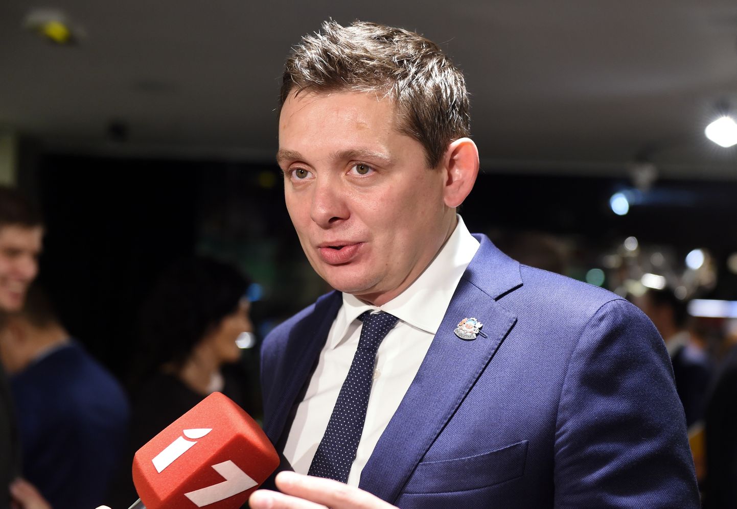 Partijas "KPV LV" valdes priekšsēdētājs Artuss Kaimiņš atbild uz žurnālistu jautājumiem, sagaidot 13. Saeimas vēlēšanu rezultātus.
