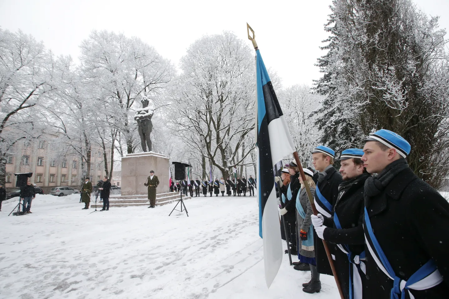 Traditsiooniliselt algab Tartu rahulepingu sõlmimise aastapäeva tähistamine Kalevipoja monumendi juures.
