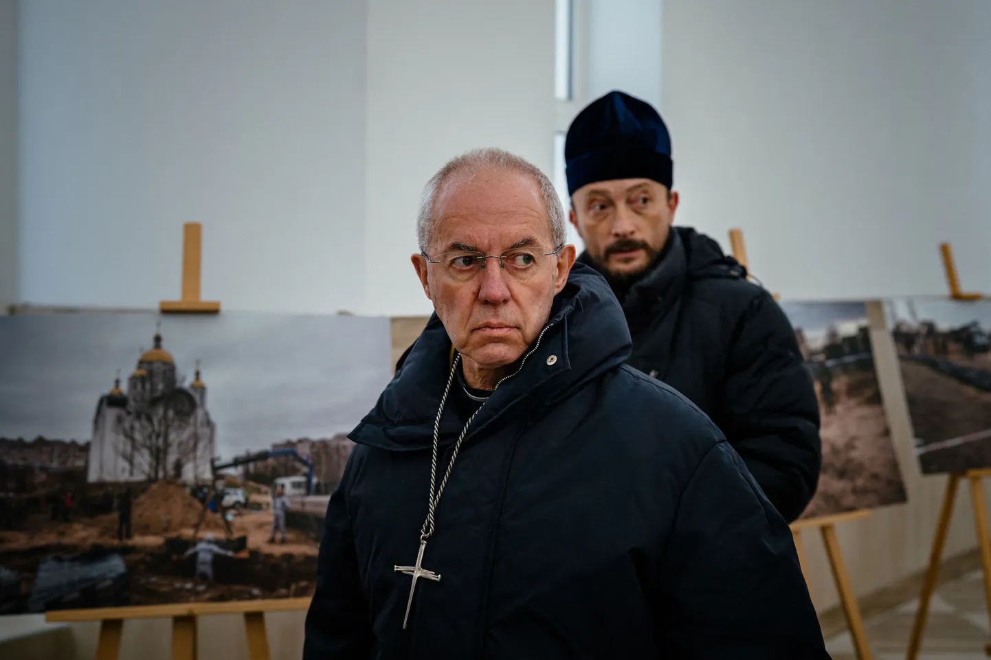 Anglikaani kiriku pea Canterbury peapiiskop Justin Welby fotonäitusel, kus näidati Butša massihauda 2. detsembril.