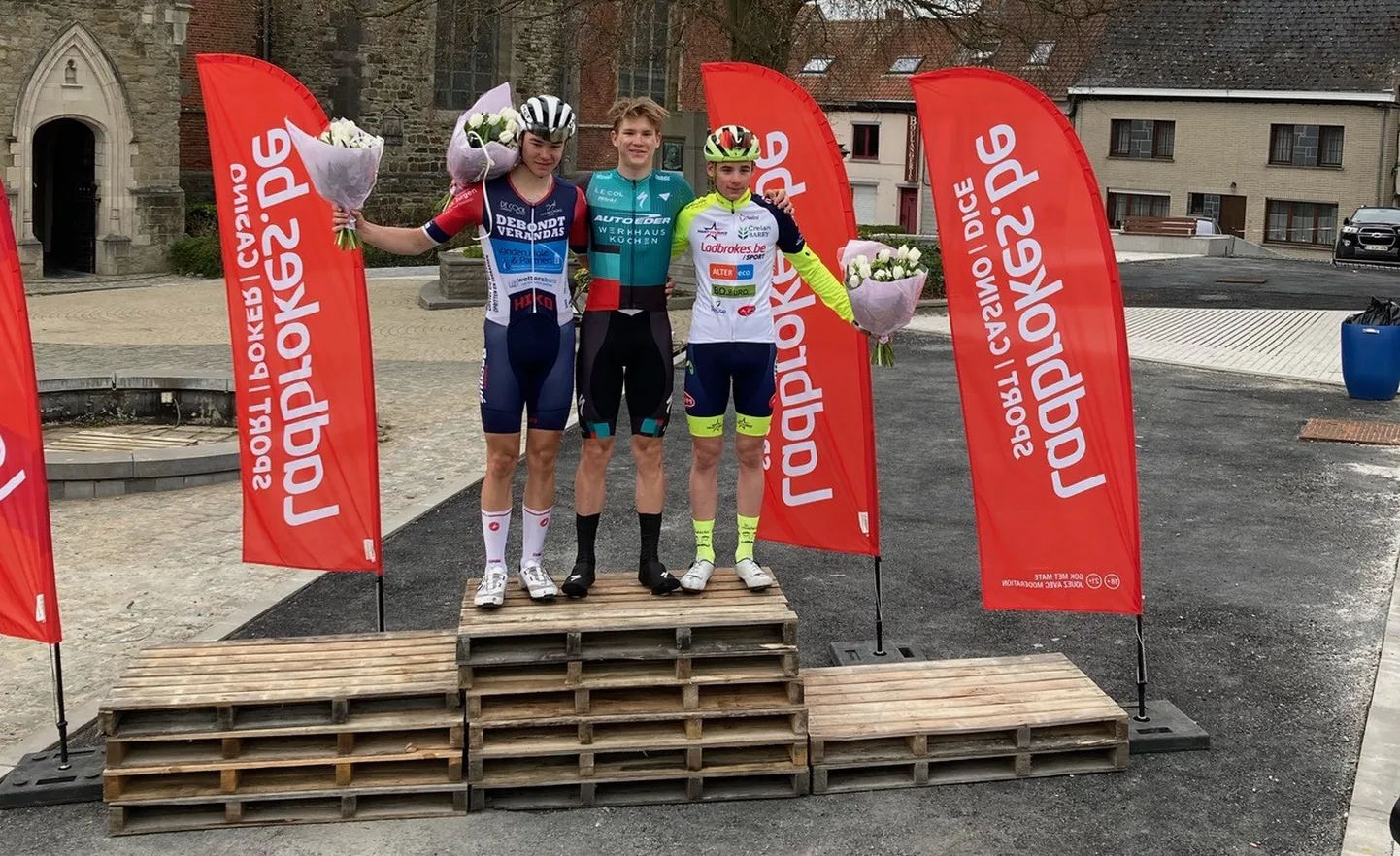 Romet Pajur (keskel) võitis Belgias Flobecqis juunioride ühepäevasõidu.