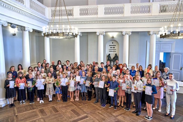 Noorte instrumentalistide konkursi parimad esinesid lõppkontserdil Tartu ülikooli aulas.
