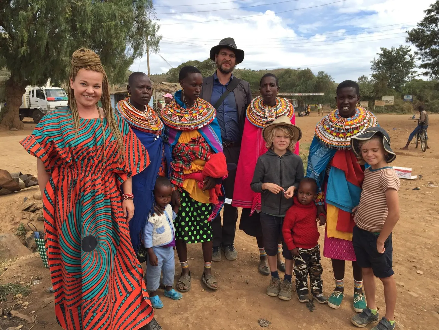 Tuuli Roosma ja tema perekond ning Samburu hõim.