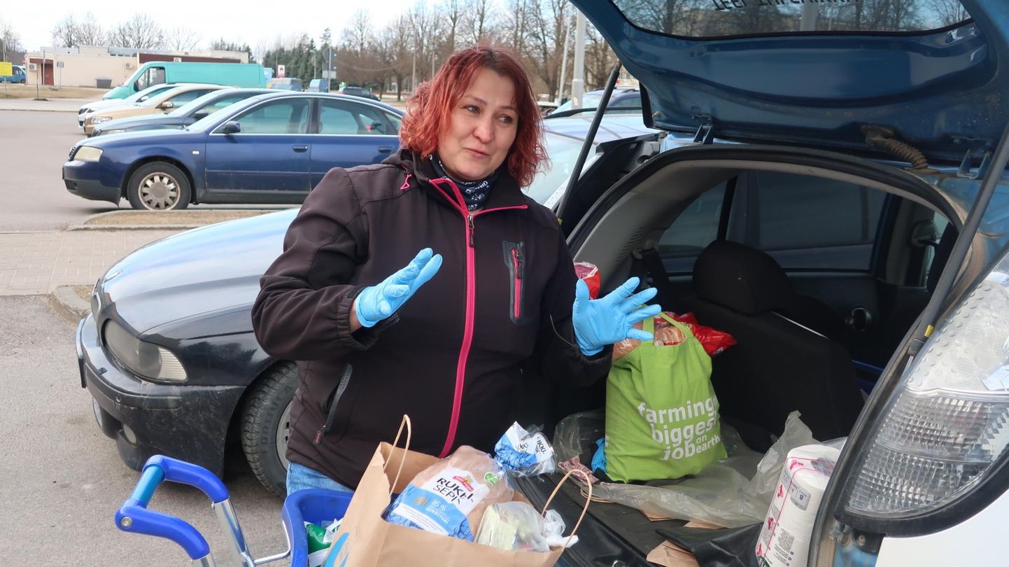 Vastse-Kuuste koduhooldustöötaja Aive varus eile pärastlõunal Põlvas vanuritele nii toiduaineid kui ravimeid.