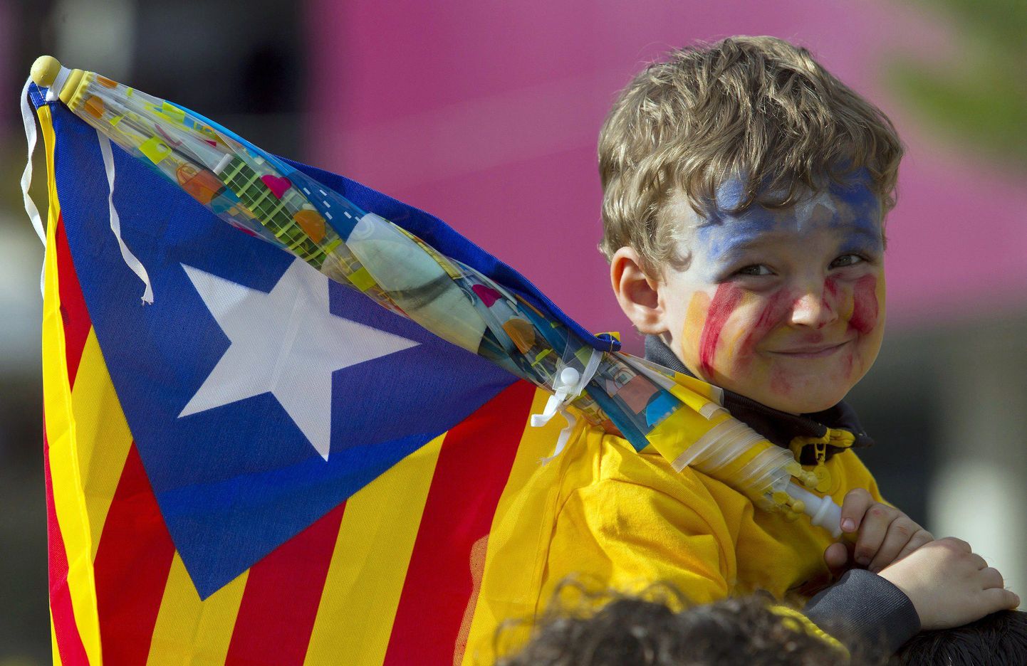 Väike poiss Kataloonia rahvuslipuga