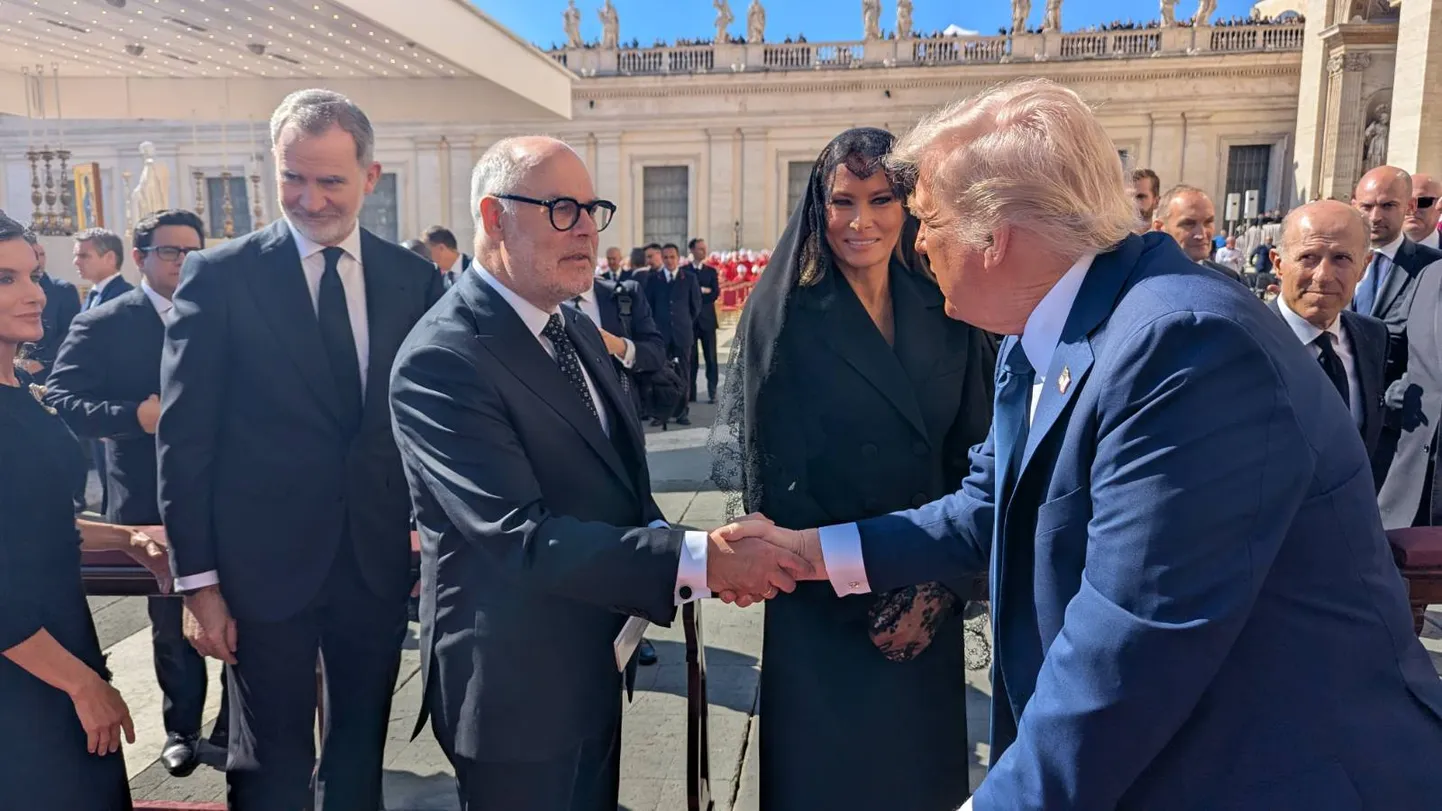 Vabariigi president Alar Karis ja Ameerika Ühendriikide president Donald Trump paavst Franciscuse matustel.