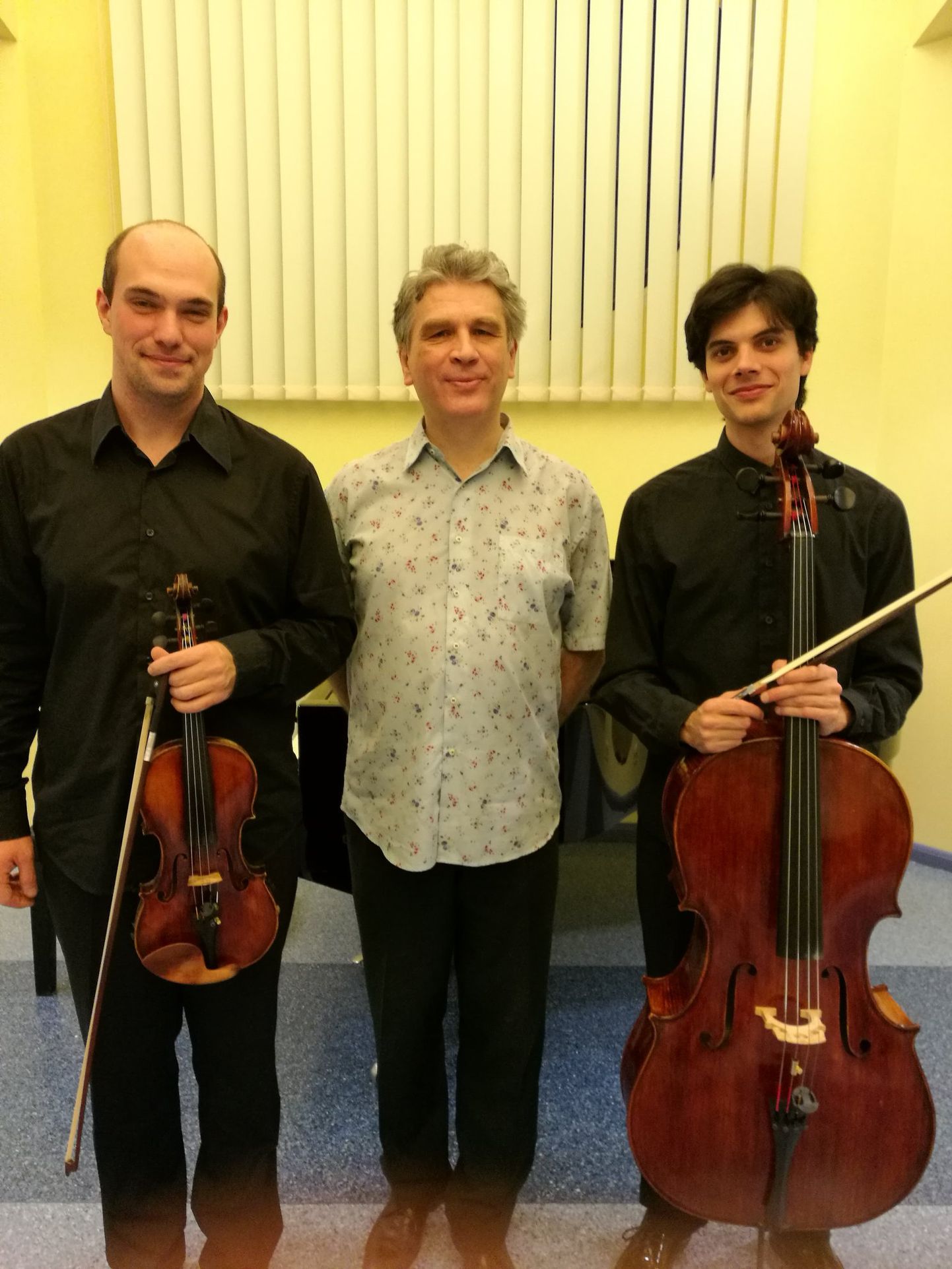 Tartu trios mängivad Vlad Campean (viiu, vasakult), Tanel Joamets (klaver) ja Camillo Cabassi (tšello). Foto on tehtud 12. veebruaril pärast kontserti Lääne-Virumaa keskraamatukogus.