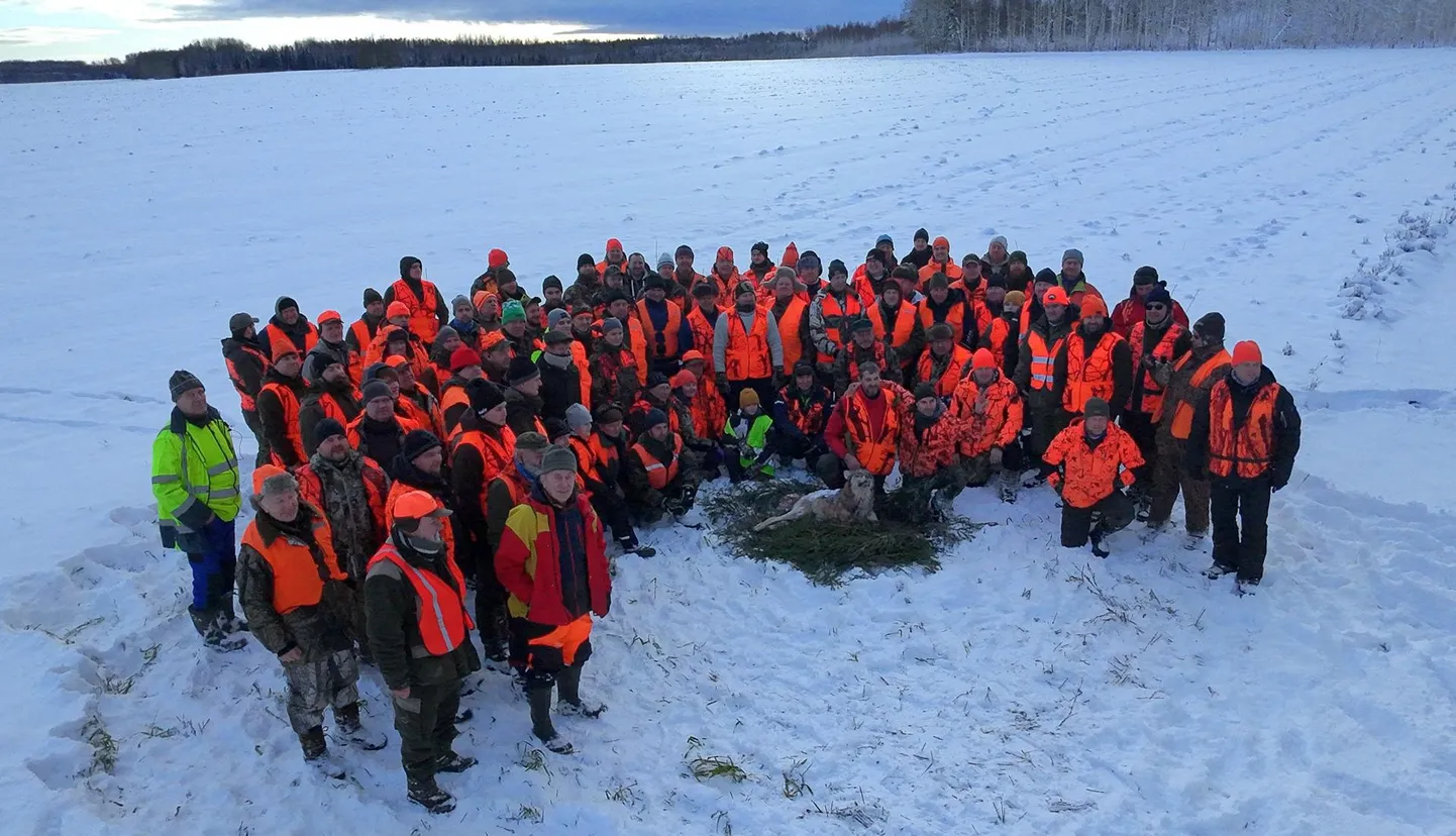 Vambola jahiseltsi korraldatud ühisjahil osale 94 jäägrit. Pildil on jahiseltskond peale nelja tunni pikkust jahti Kärstna kandis lastud hundiga.