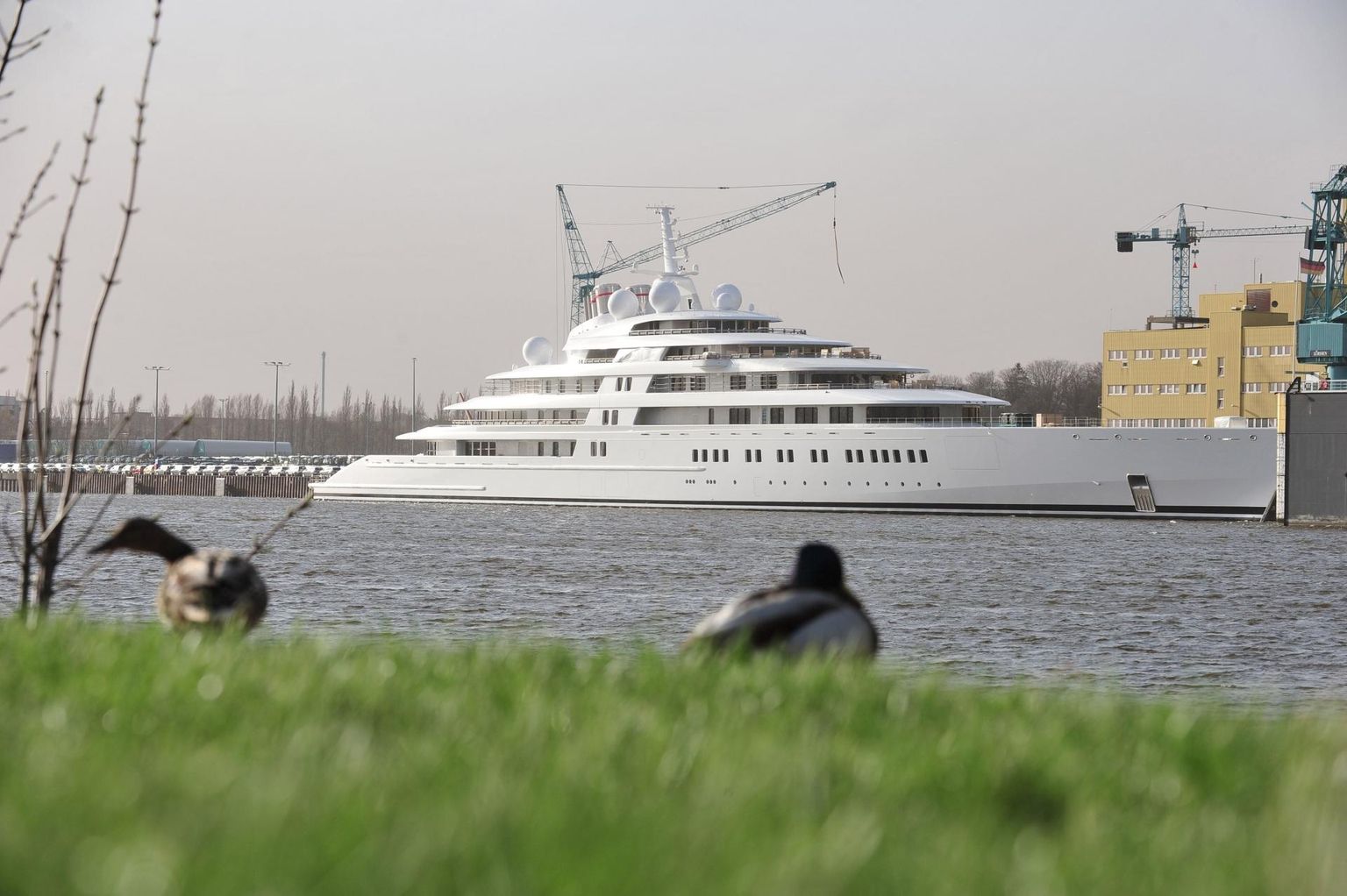 Maailma suurim luksusjaht, väidetavalt Araabia Ühendemiraatide presidendile šeik Khalifa bin Zayed Al Nahyanile kuuluv Azzam seilamas Weseri jõel Saksamaal.