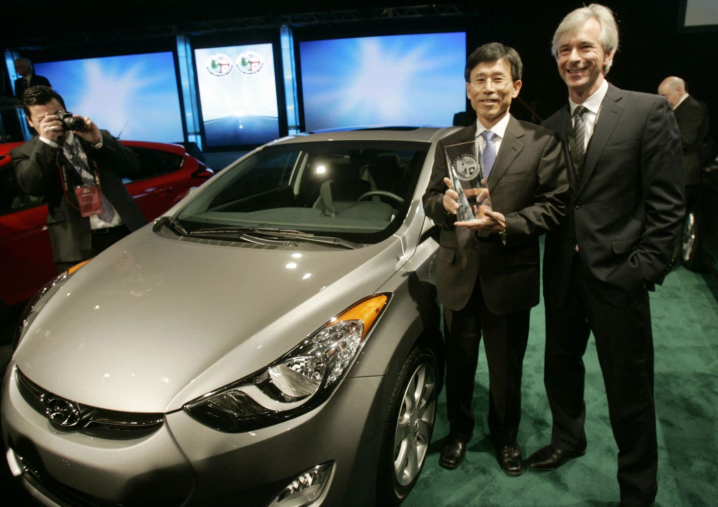 Hyundai asepresident Seong Hyeon Park ja Hyundai Motor America juht John Krafick võtsid vastu aasta auto tiitli.