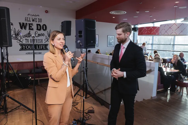 Vapiano Ladies Night Tallinnas. Motivatsioonikõneleja ja õnnekoolitaja Dali Karat ning eestlaste armastatud õhtujuht Juhan Krull.