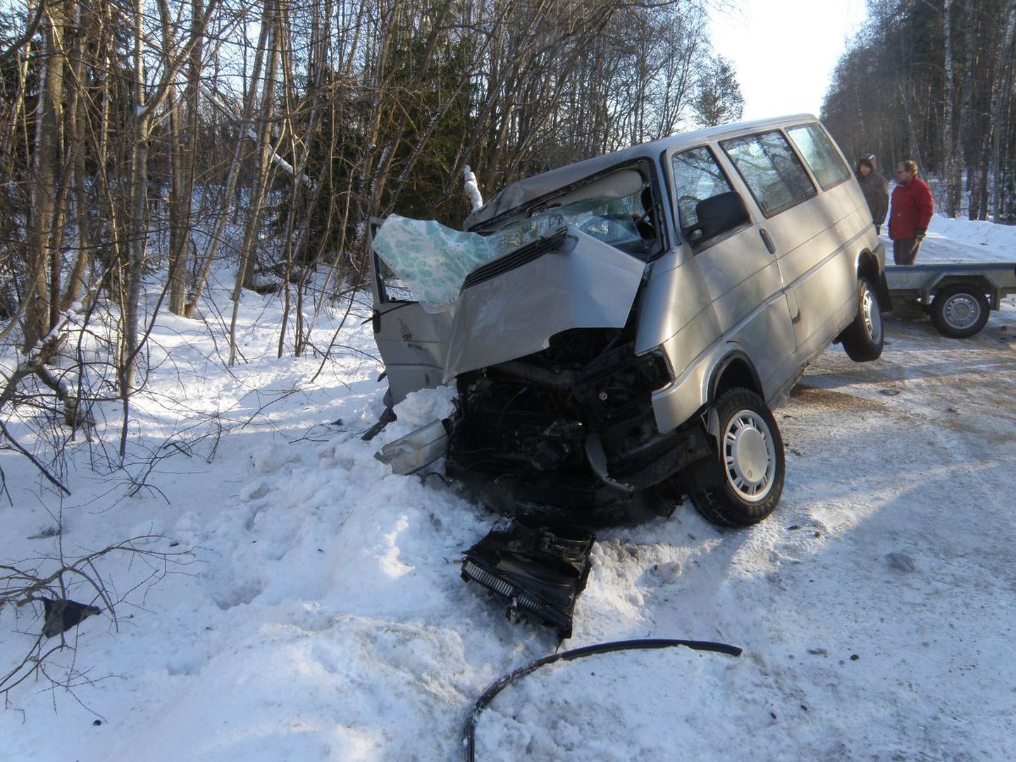 Tartumaal Kambja vallas juhtunud veoki ja väikebussi kokkupõrkes hukkus 52-aastane naine.