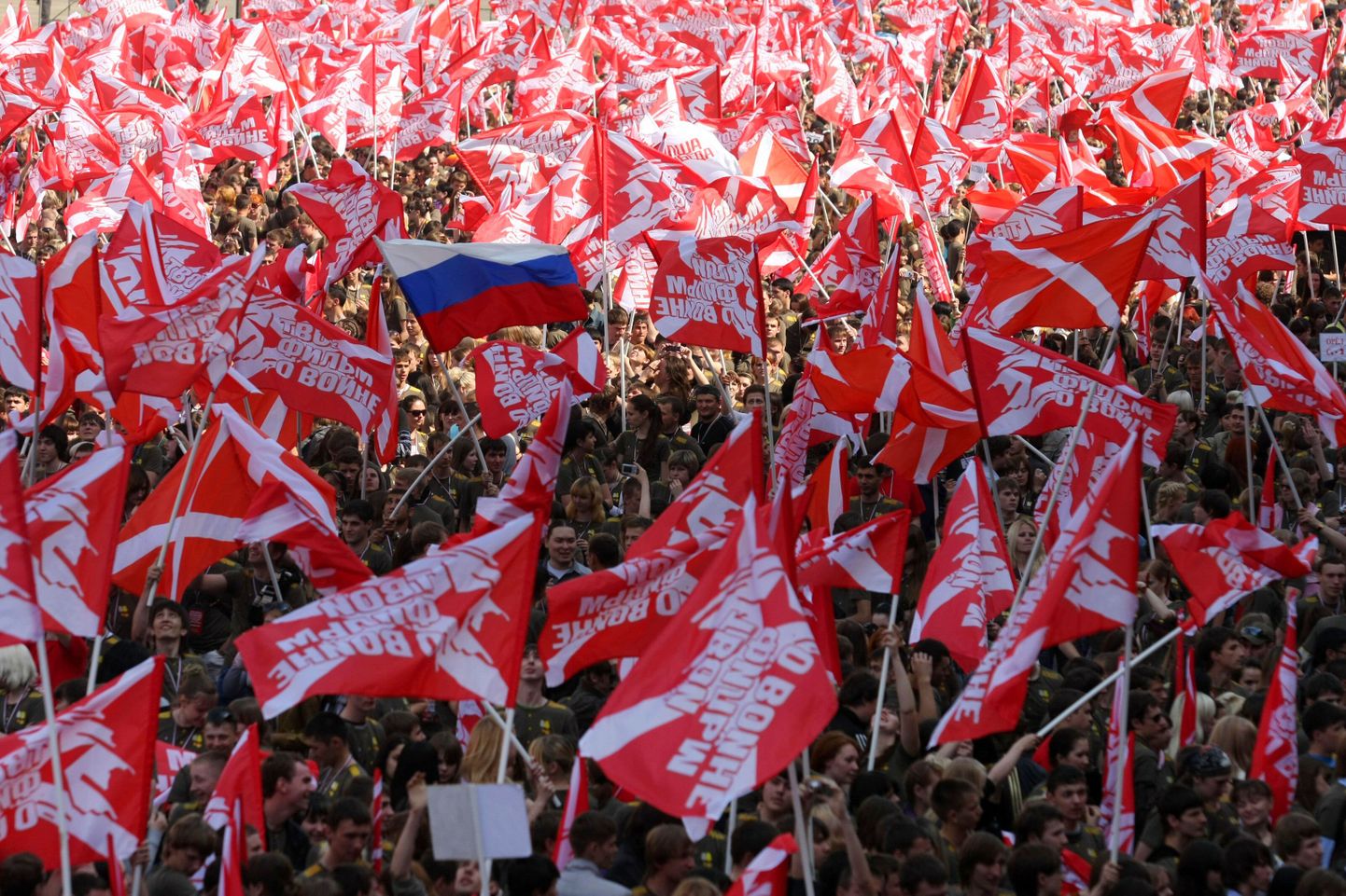 Noorteühendus Naši lehvitab Moskvas oma lippudega.