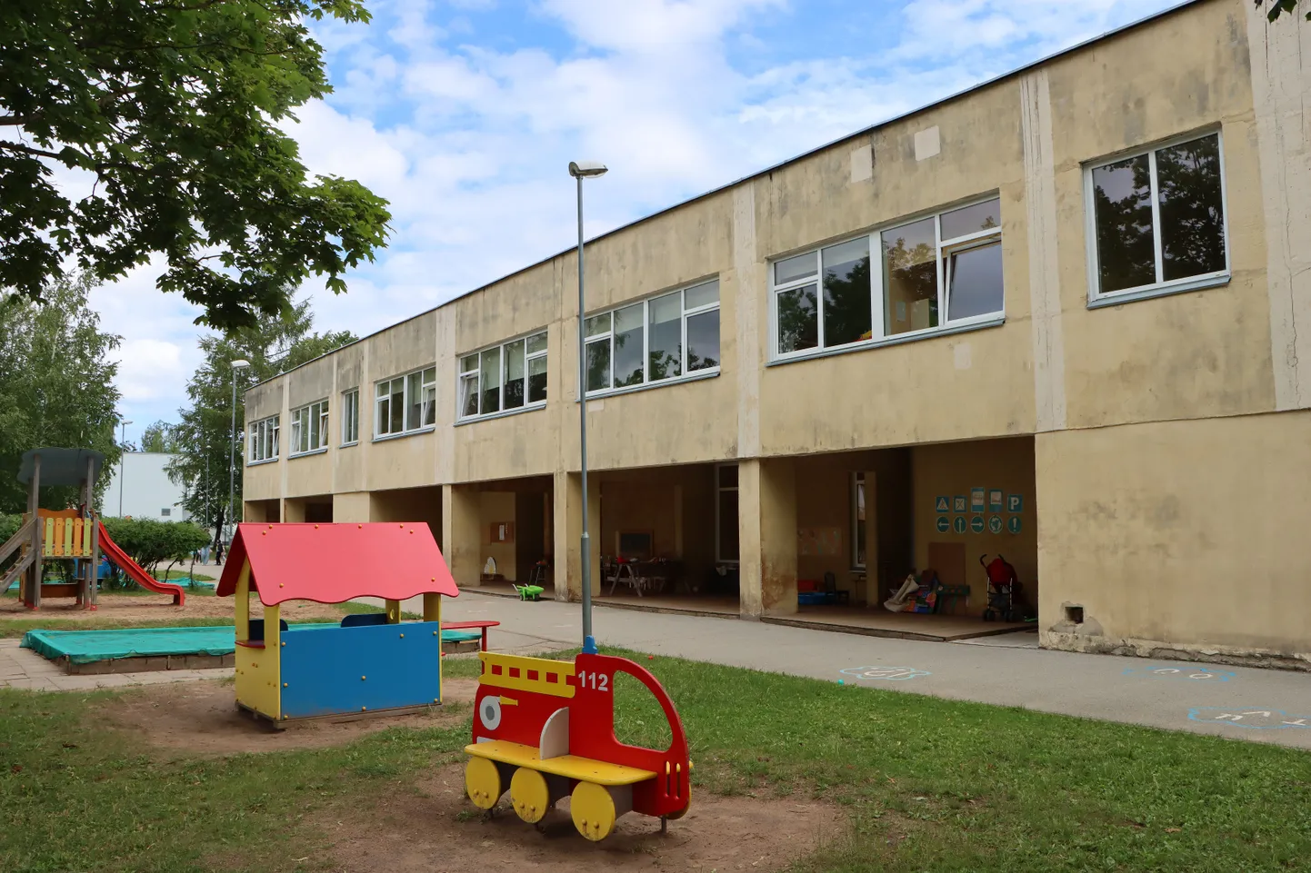 Üle 35 aasta tegutsenud Tarekese lasteaed vajab hädasti uuenduskuuri, ent millal seal remonditööd lahti lähevad, ei ole esialgu teada.