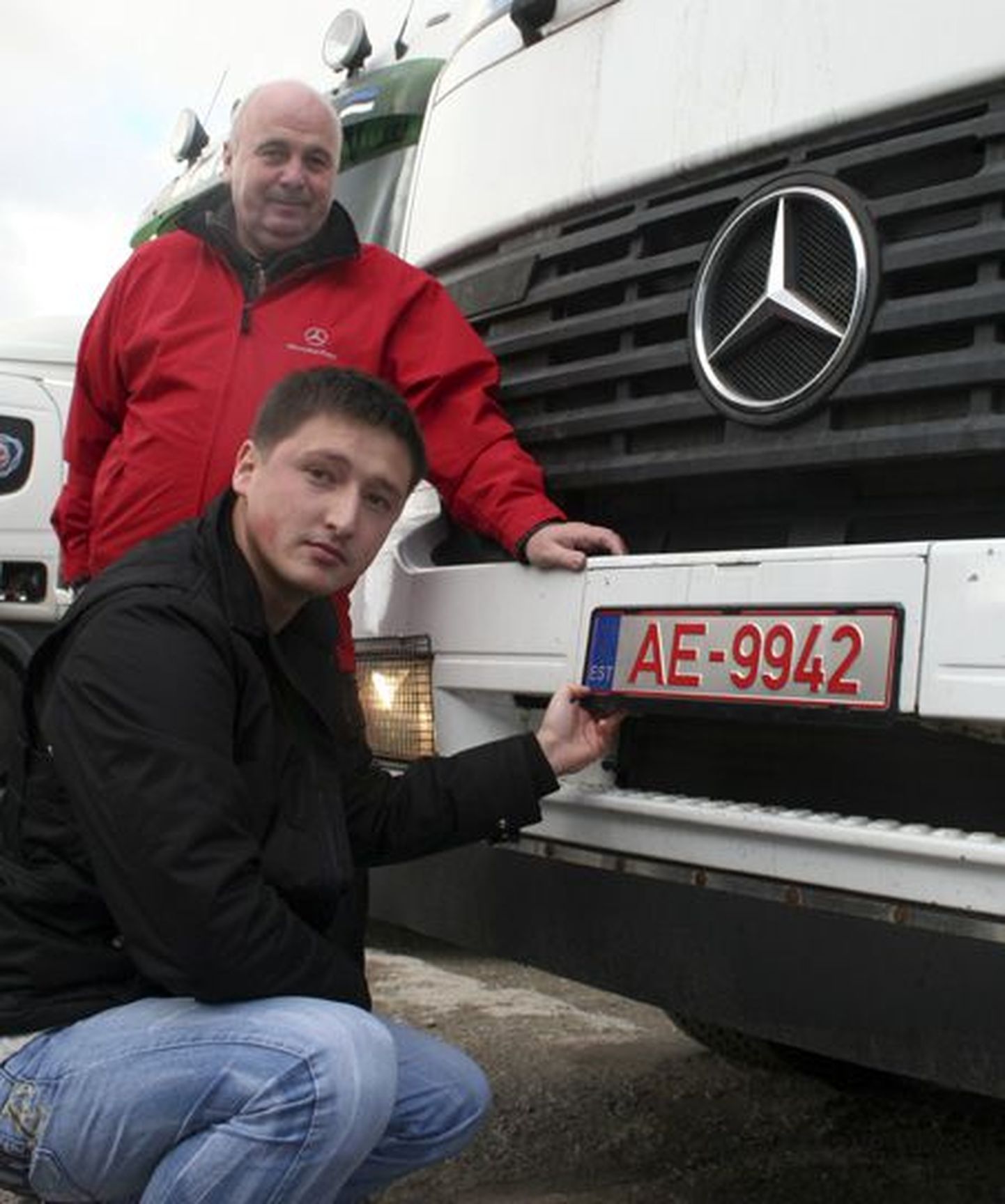 Läti tütarfirma Lajos LV tegevjuht Edvins Korps (esiplaanil) ja ASi Lajos omanik Einar Vallbaum saadavad Kundast Läti poole teele multilift-tüüpi veoauto.