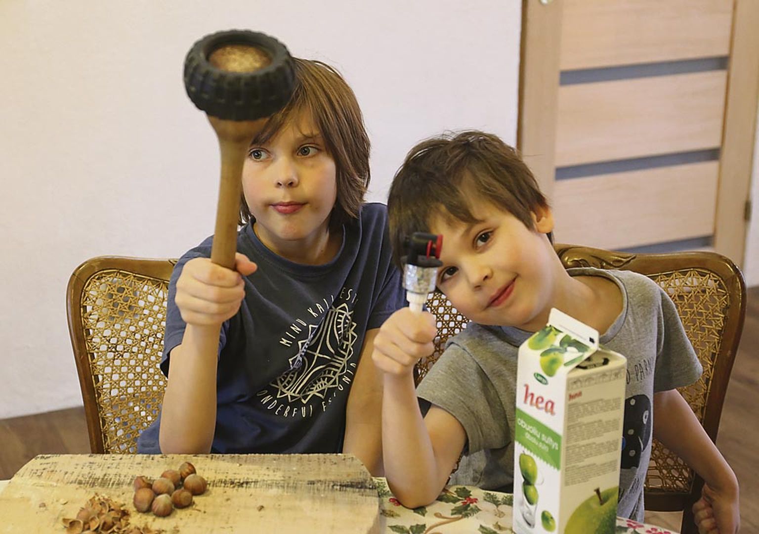 Vennad Otto (vasakul) ja Ruudi Seppeli leiutised on praktilised, muutes nii pähklite lõhkumise kui mahlajoomise mugavamaks.