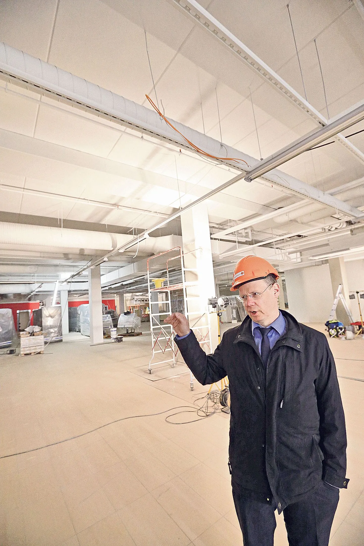 Maikuus avatakse uues Tartu kaubanduskeskuses Maksimarket, kus ettevalmistused on täies hoos ning osa mööblistki on sisse toodud. Pildil Tartu tarbijate kooperatiivi juht Tarmo Punger.