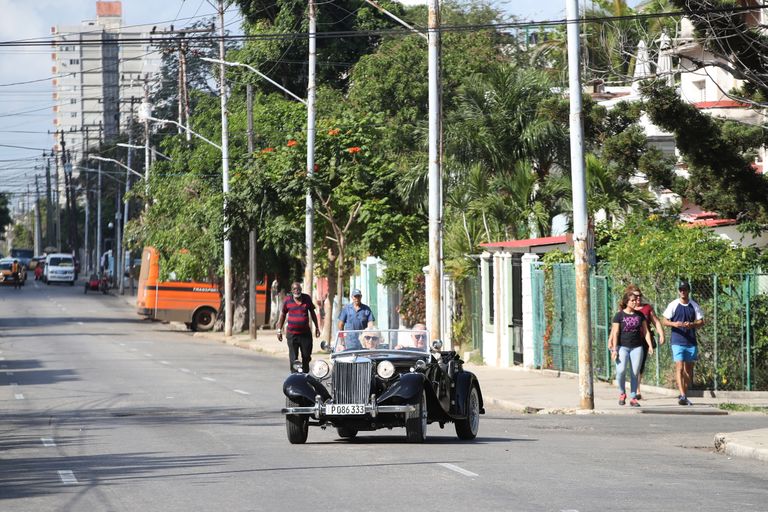 Briti prints Charles ja hertsoginna Camilla sõitsid Havannas vana sportautoga